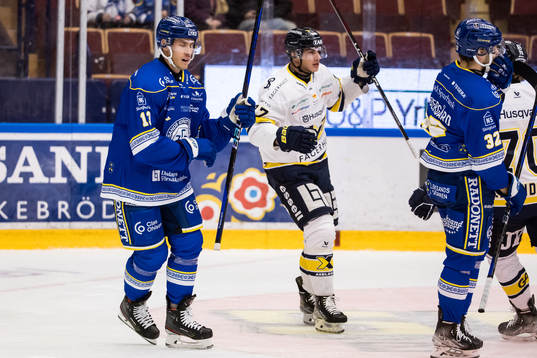 HV71s Herman Hansson jubelefter 0-1 och Leksands Jon Knuts