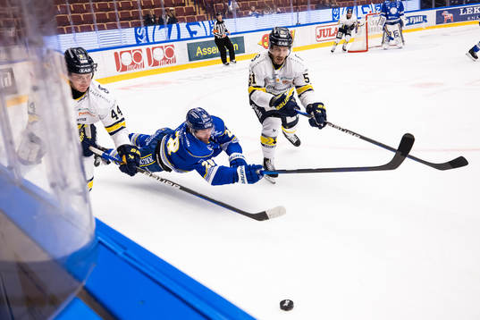 HV71s Emil Andrae och Leksands Justin Glenn Kloos och HV71s