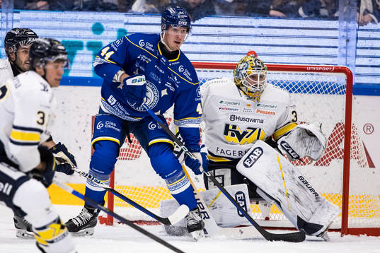 Leksands Carter Ashton och HV71s målvakt Joni Ortio