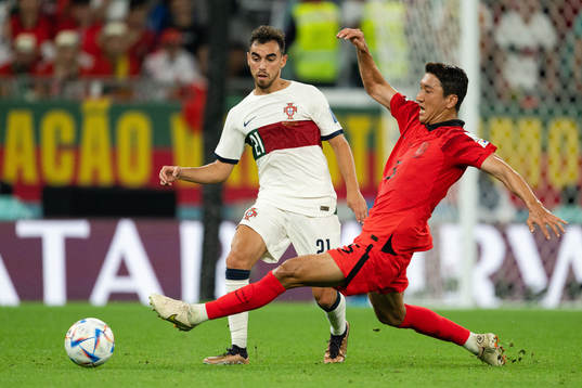 Ricardo Horta of Portugal and Wooyoung Jung of South Korea