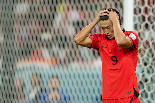 Guesung Cho of South Korea looks dejected