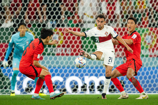 Ricardo Horta of Portugal against Inbeom Hwang and Wooyoung