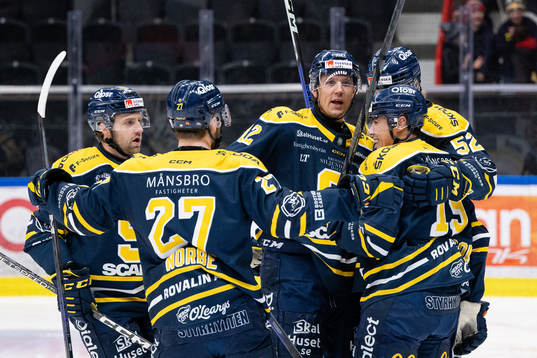 Södertäljes Viktor Liljegren jublar med lagkamrater