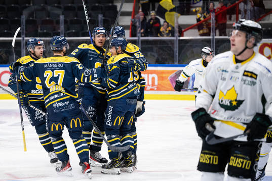 Södertäljes Viktor Liljegren jublar med lagkamrater