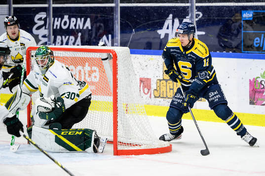 Södertäljes Viktor Liljegren och Östersunds målvakt