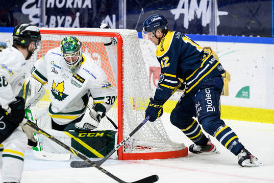 Södertäljes Viktor Liljegren gör 1-0 på Östersunds