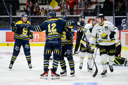 Södertäljes Viktor Liljegren jublar med lagkamrater