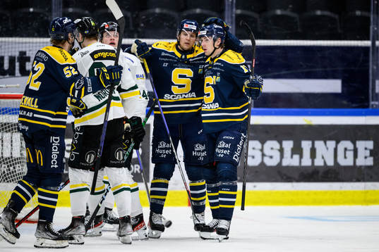 Södertäljes Johan Ivarsson (t.h) jublar med lagkamrater