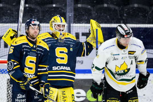 Södertäljes målvakt Fredrik Bergvik jublar