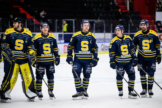 Södertäljes målvakt Nikita Tolopilo, Emil Alba, Nikola
