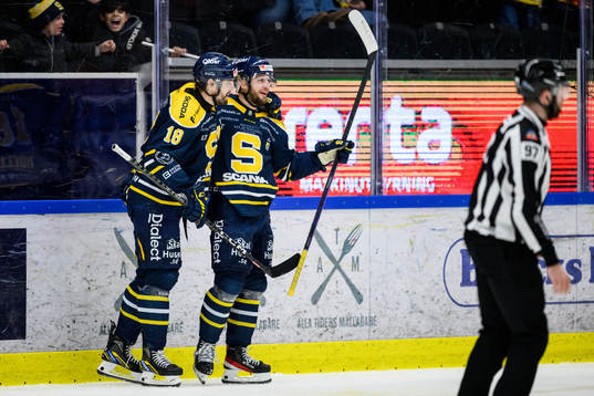 Södertäljes Daniel Norbe (t.h) jublar