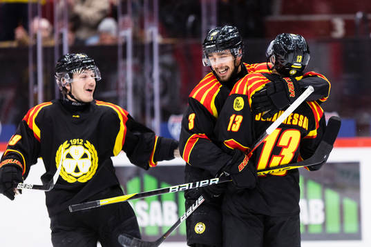 Brynäs Samuel Johannesson jublar med lagkamrater