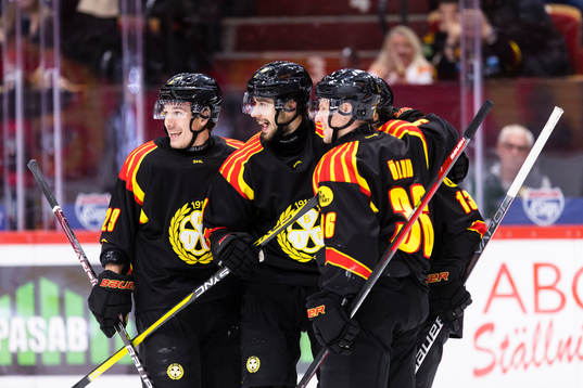 Brynäs Samuel Johannesson jublar med lagkamrater