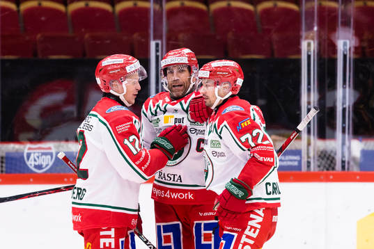 Frölundas Max Friberg (v) gör 1-1 och gratuleras av