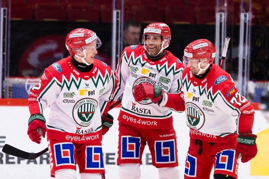 Frölundas Max Friberg (v) gör 1-1 och gratuleras av