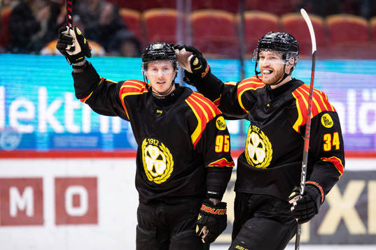 Brynäs Nick Olesen jublar med Oscar Eklind