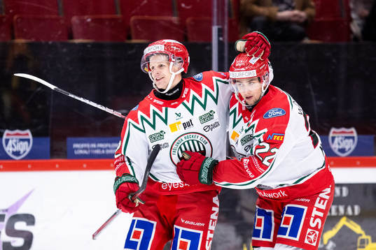Frölundas Max Friberg jublar med Linus Nässen