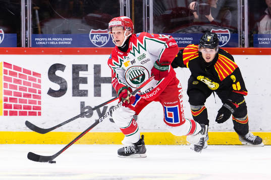 Frölundas Max Friberg jagas av Brynäs Dmytro Timashov