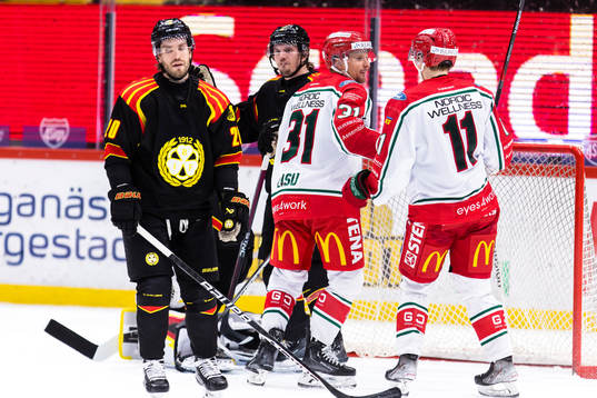 Frölundas Nicklas Lasu gör 2-4 och gratuleras av Liam