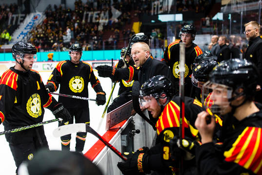 Brynäs assisterande tränare Kalle Kaskinen ger direktiv