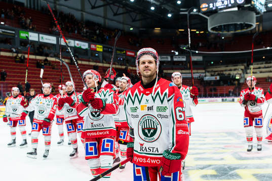 Frölundas spelare med Jacob Nilsson (närmast i bild)