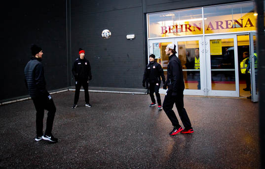 Malmö Redhawks spelarna värmer upp med fotboll utanför