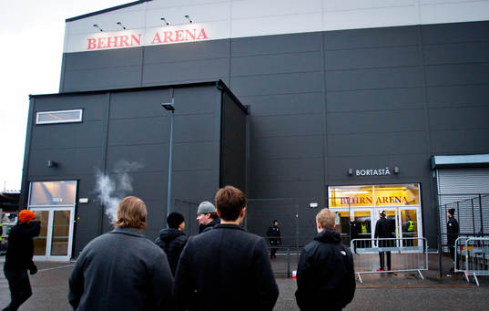Malmö Redhawks spelarna värmer upp med fotboll utanför