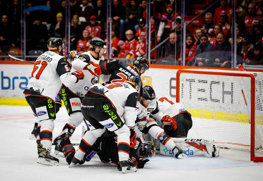 Stökigt framför Malmö Redhawks målvakt Daniel Marmenlind