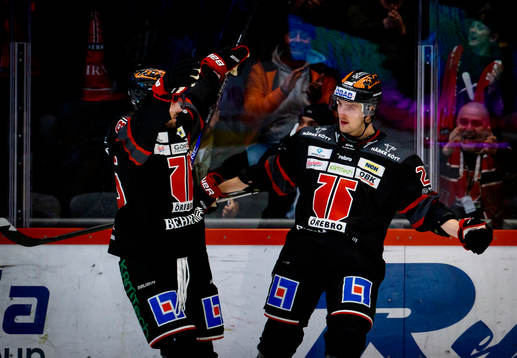 Örebros Philip Holm jublar med Örebros Mathias Bromé