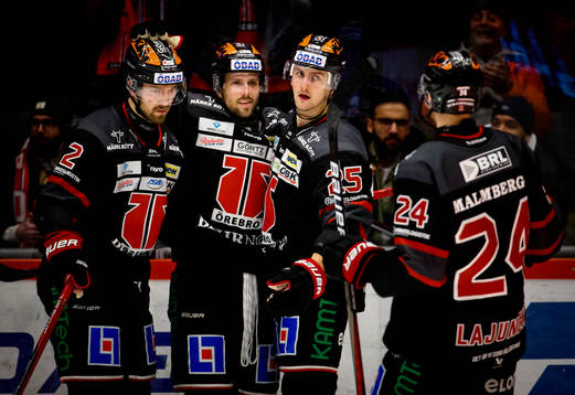Örebros Philip Holm jublar med Örebros Mathias Bromé
