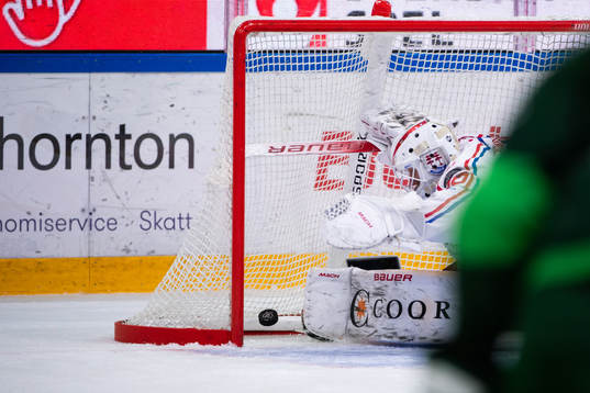 Timrås målvakt Jacob Johansson räddar pucken