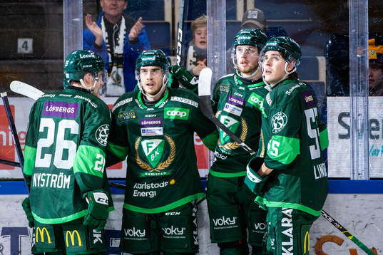 Färjestads Michael Lindqvist jublar med lagkamrater
