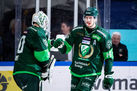Färjestads Victor Ejdsell jublar med målvakt Matthew