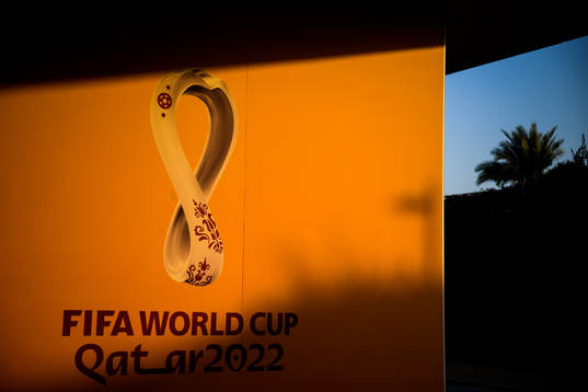 Solen lyser över en FIFA World Cup Qatar 2022-draperad