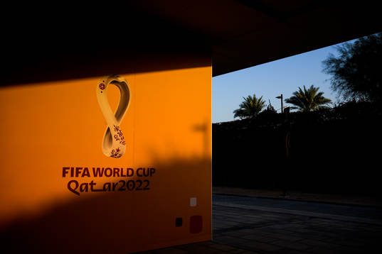 Solen lyser över en FIFA World Cup Qatar 2022-draperad