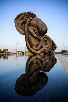 Konstverket The Miraculous Journey av Damien Hirst utanför