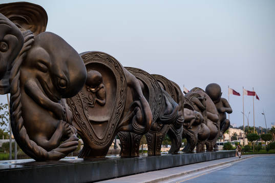 Konstverket The Miraculous Journey av Damien Hirst utanför