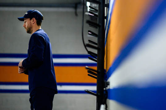 Växjös Dan Sexton <värmer upp före ishockeymatchen i