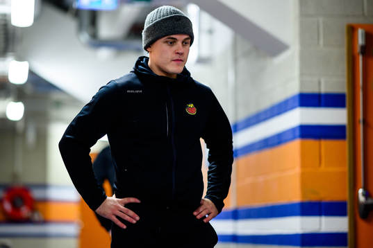 Luleås Julius Honka värmer upp före ishockeymatchen i