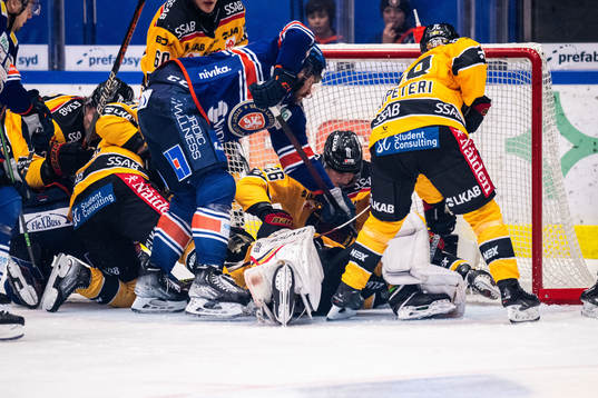 Växjös Tobias Rieder framför Luleås målvakt Joel