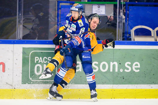 Växjös Kalle Kossila tacklar Luleås Juhani Tyrväinen
