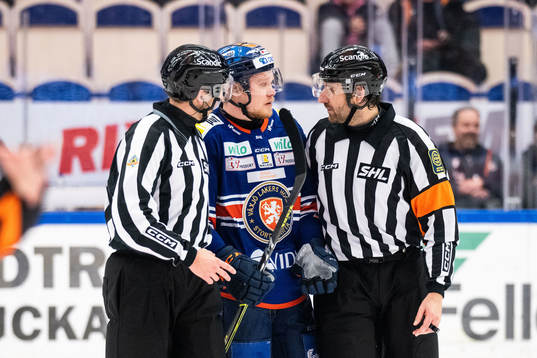 Växjös Ludvig Nilsson tilldelas matchstraff av domare