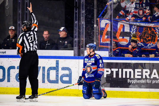 Växjös Ludvig Nilsson blir utvisad av Domare Mikael