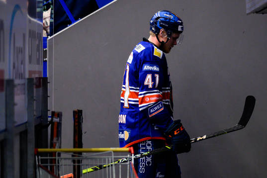 Växjös Ludvig Nilsson får matchstraff och lämnar isen