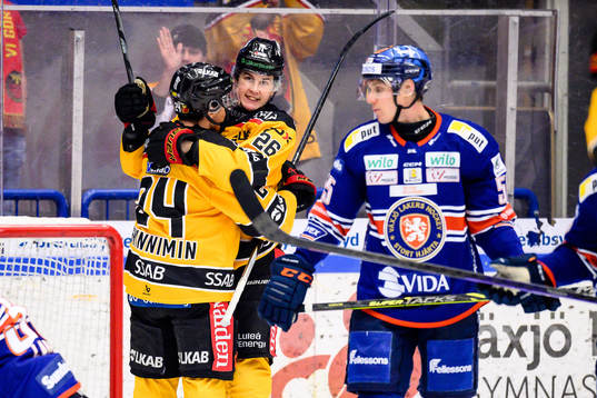 Luleås Brendan Shinnimin och Radek Muzik jublar
