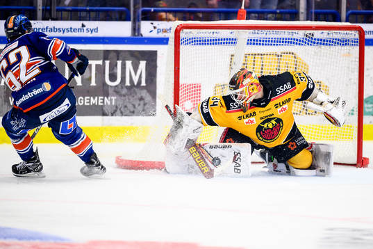 Växjös Manuel Ågren oroar vid Luleås målvakt Joel
