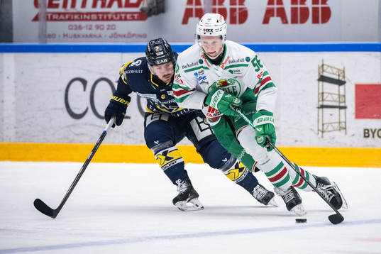 HV71s Mikkel Bödker och Rögles Adam Engström