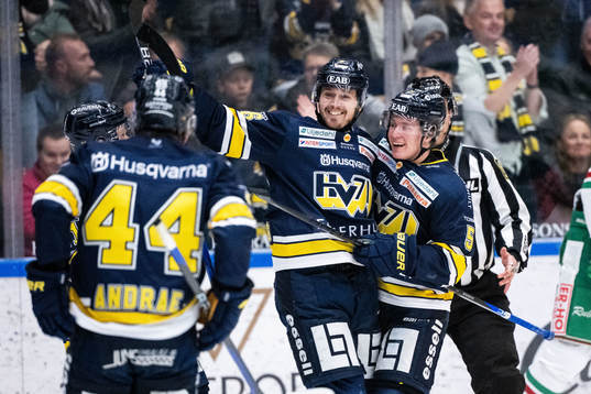 HV71s Fredrik Forsberg jublar med lagkamrater