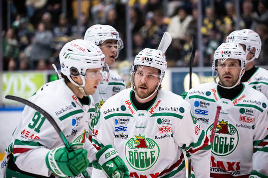 Rögles Adam Tambellini jublar med Linus Sandin
