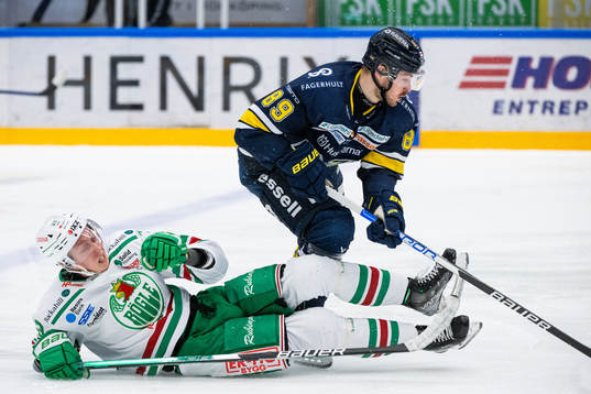 Rögles Oliver Tärnström och HV71s Mikkel Bödker